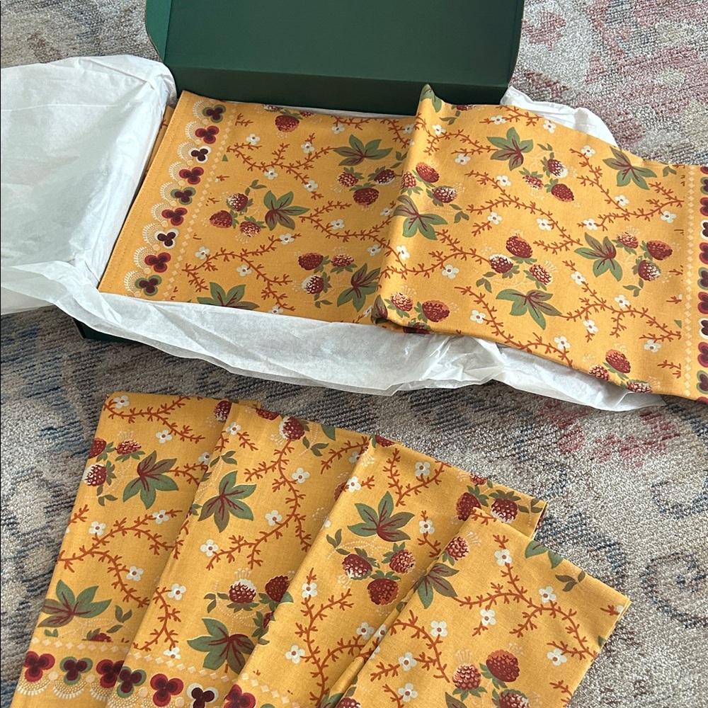 Williams Sonoma Yellow Berry Pattern Placemat and Napkin set of 4